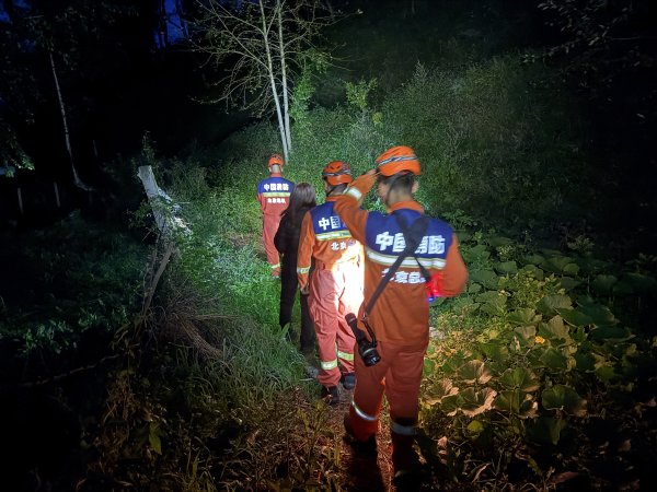 老品牌速配 两人夜爬东灵山迷路, 消防人员连夜搜救